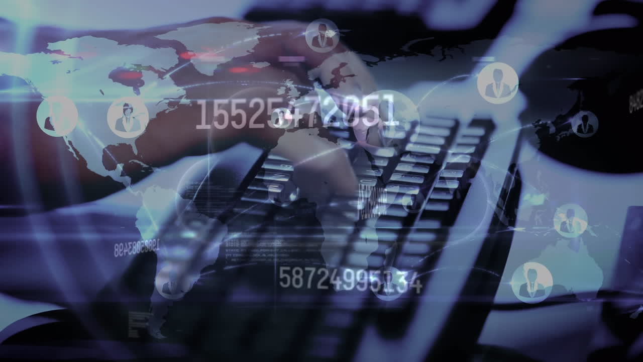 animazione di numeri e nuvola digitale con persona che digita sulla tastiera del computer