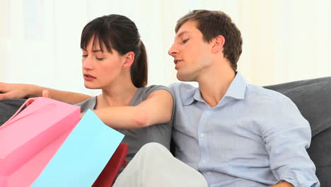 pareja con bolsas de compras