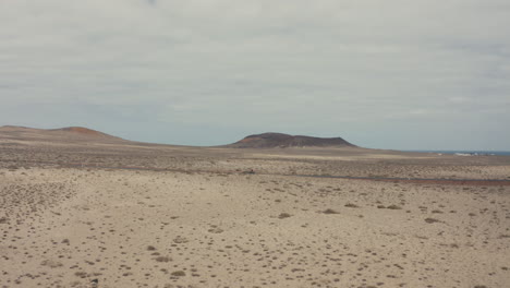 disparo de drones de un ciclista en la carretera, en medio del desierto en lanzarote