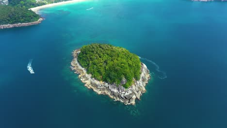 Schöne-Felsen-Bewaldete-Insel,-Luftpanorama-Von-Ko-Pu-Vor-Der-Bergigen-Landschaft-Von-Phuket-Im-Hintergrund