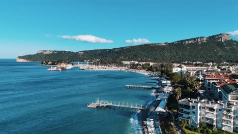 Vista-Por-Drones-De-La-Ciudad-De-Kemer-En-Antalya,-Ciudad-Turística-En-La-Costa-Mediterránea-De-Turquía