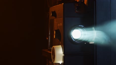 el proyector de películas super-8 muestra viejas películas caseras en una habitación llena de humo