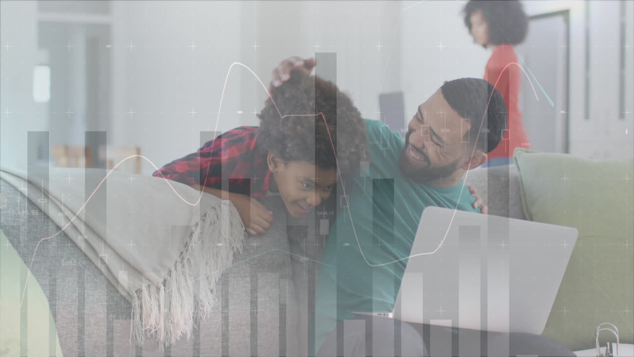 animación de estadísticas y procesamiento de datos sobre el hombre y el hijo usando computadora portátil