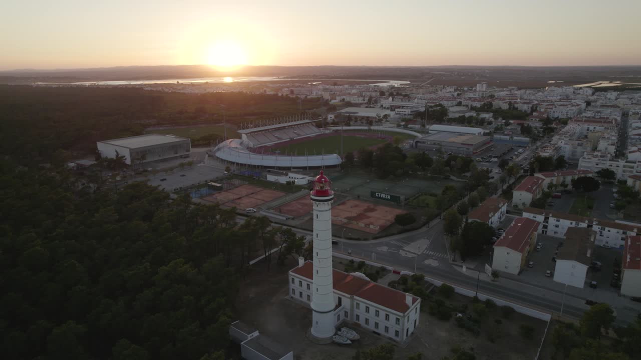 la puesta de sol aérea alrededor del faro de vila real de santo antonio, portugal