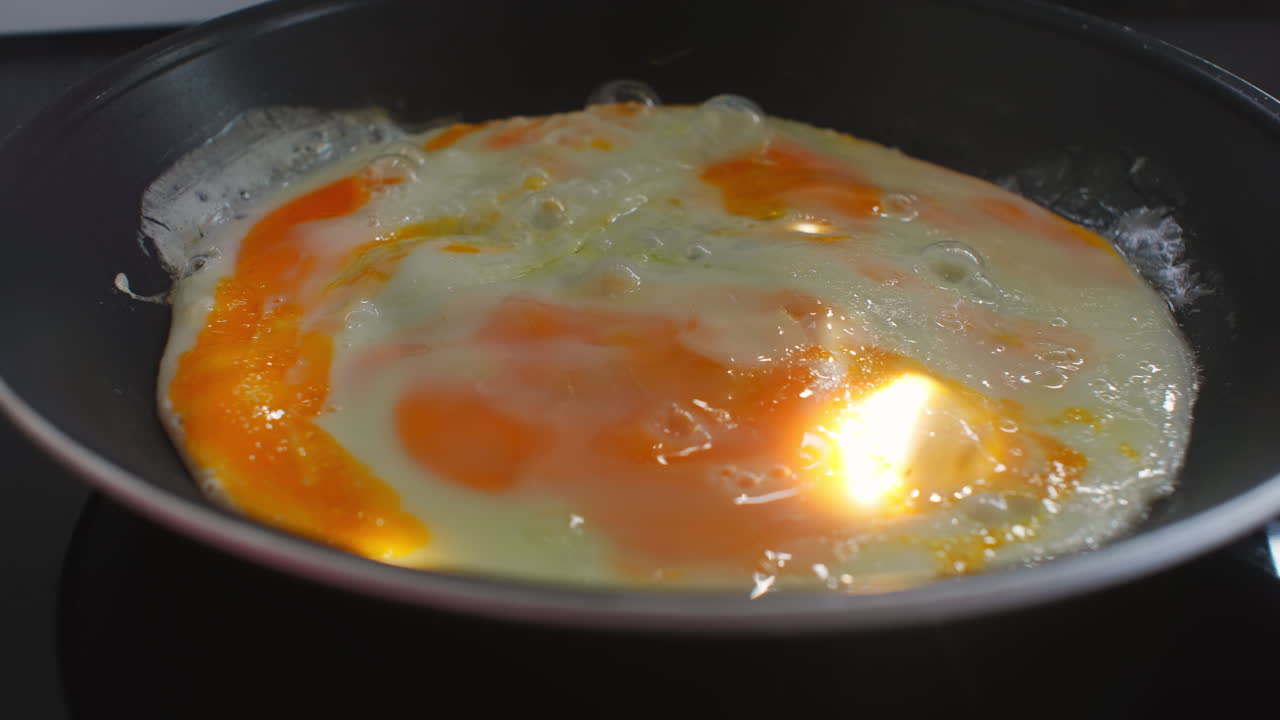 Close-up Telur Mata Sapi yang Dimasak di Wajan Panas