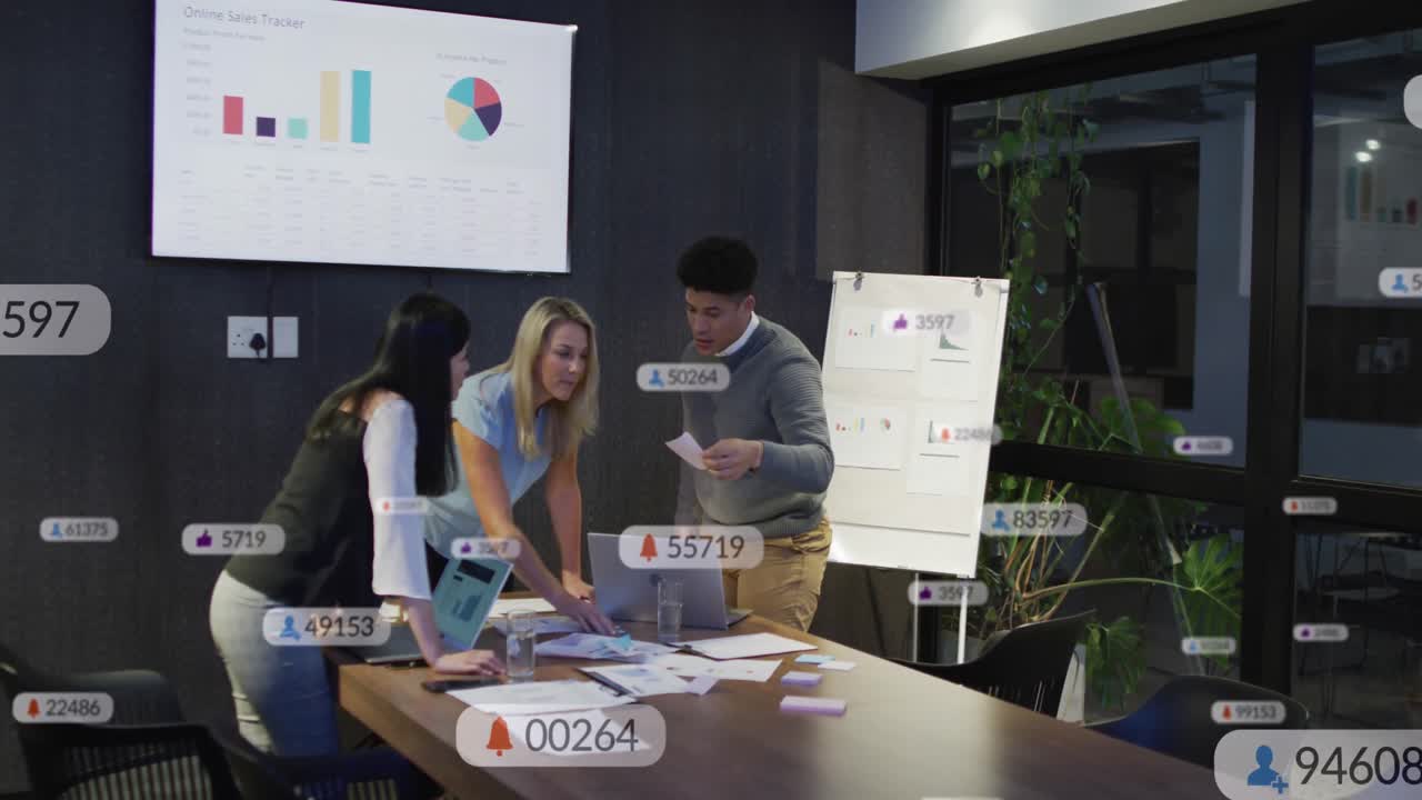 anmación de iconos de las redes sociales contra diversos colegas discutiendo sobre documentos en la oficina