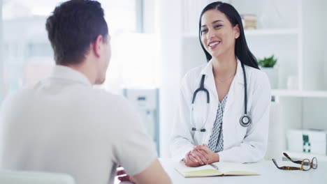 joven médica mujer médica que tiene