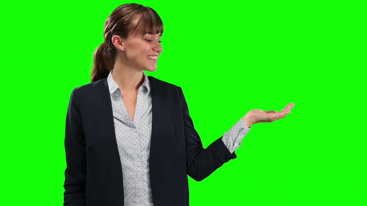 vista lateral de una mujer caucásica sosteniendo su mano para copiar el espacio con pantalla verde