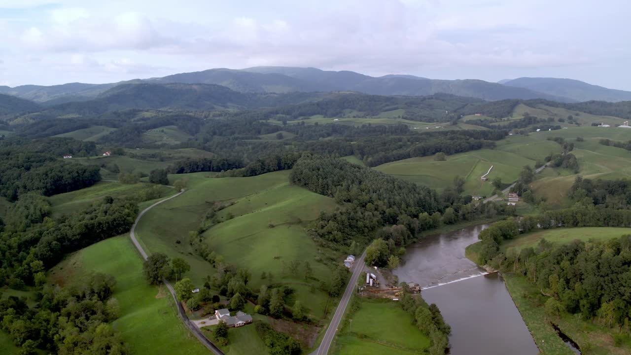 muy por encima de la antigua presa a lo largo del río nuevo cerca de galax virginia