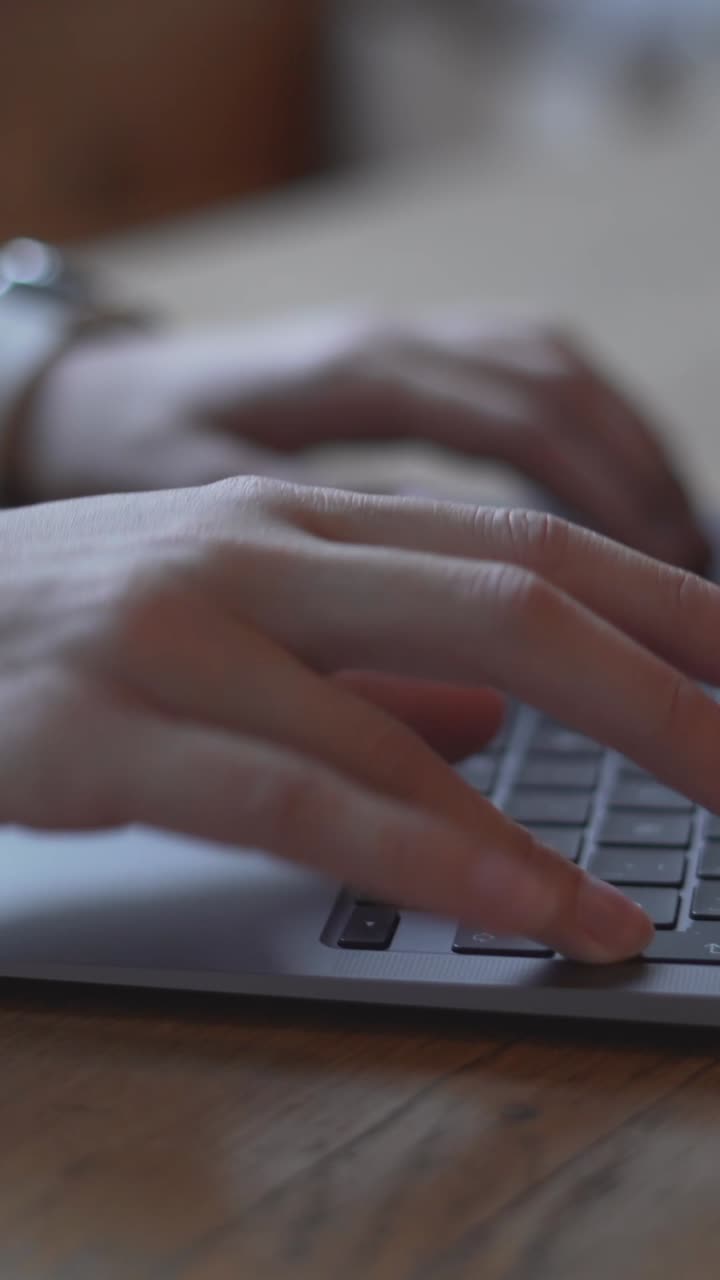 persona escribiendo en una computadora portátil