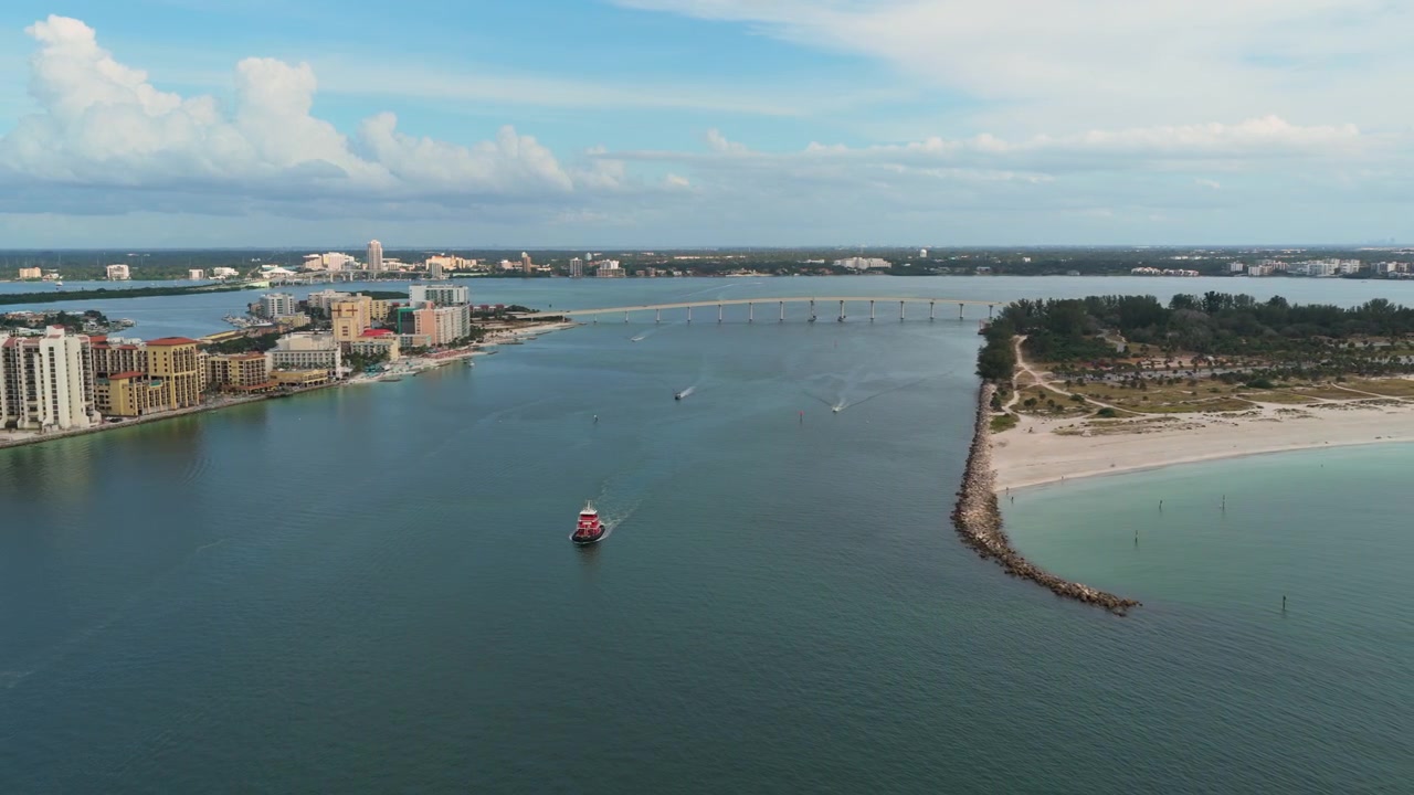 Vene Clearwater Passin yllä Sand Key -sillan kohdalla Clearwaterissa, Floridassa, Yhdysvalloissa. Sivuttaissuuntainen ilmakuva.