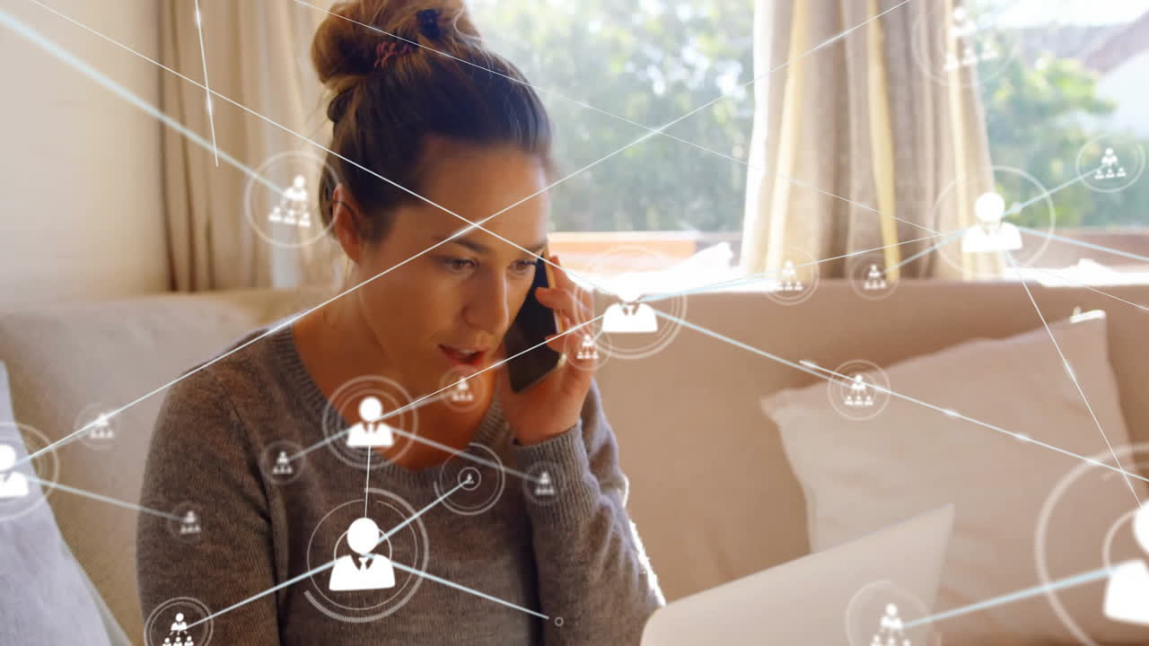 스마트 폰으로 대화하는 여성에 대한 연결 및 커뮤니케이션 네트워크 애니메이션