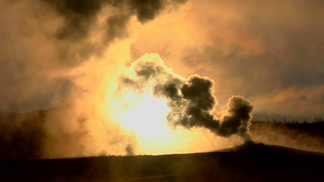 옐로스톤 국립공원 1의 지열 지역에서 화산 폭발로 인해 검은 구름이 솟아오른다