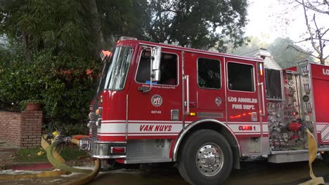 coche de bomberos estacionado en la calle