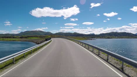 Das-Fahren-Eines-Autos-Auf-Einer-Straße-In-Norwegen,-Der-Atlantikstraße-Oder-Der-Atlantikstraße-(Atlanterhavsveien),-Wurde-Mit-Dem-Titel-„Norwegisches-Bauwerk-Des-Jahrhunderts“-Ausgezeichnet.