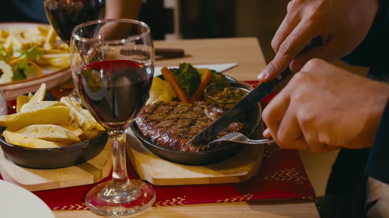 저녁 식사에서 스테이크를 잘라