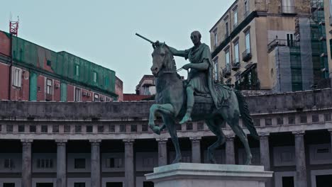 estatua real de carlos iii a caballo en la plaza del plebiscito, nápoles