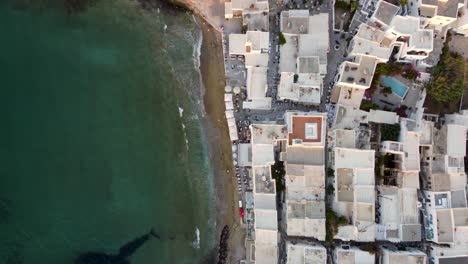 vista aérea de arriba hacia abajo de la playa y los edificios frente al mar en la isla de paros, grecia