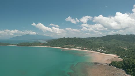 Hermosa-Vista-Aérea-Del-Drone-Paraíso-Telok-Melano-Sarawak,-Kampung-Telok-Melano-Fue-Una-Vez-Un-Refugio-Durante-Las-Tormentas-Marinas-Para-Los-Comerciantes-Desde-Sambas,-Indonesia-Hasta-Kuching