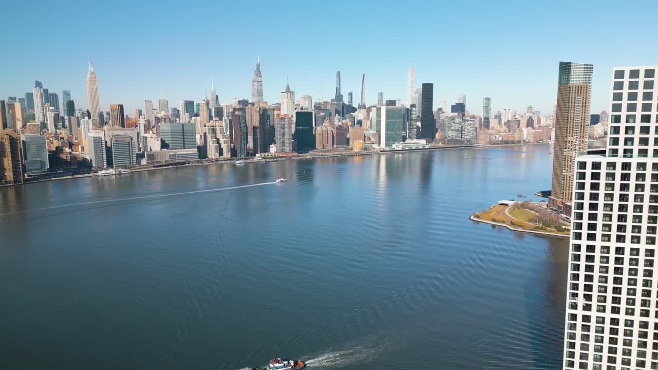 Incredibile vista aerea di Manhattan da Brooklyn, con l'East River in primo piano