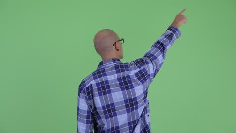 hombre calvo y elegante con gafas.