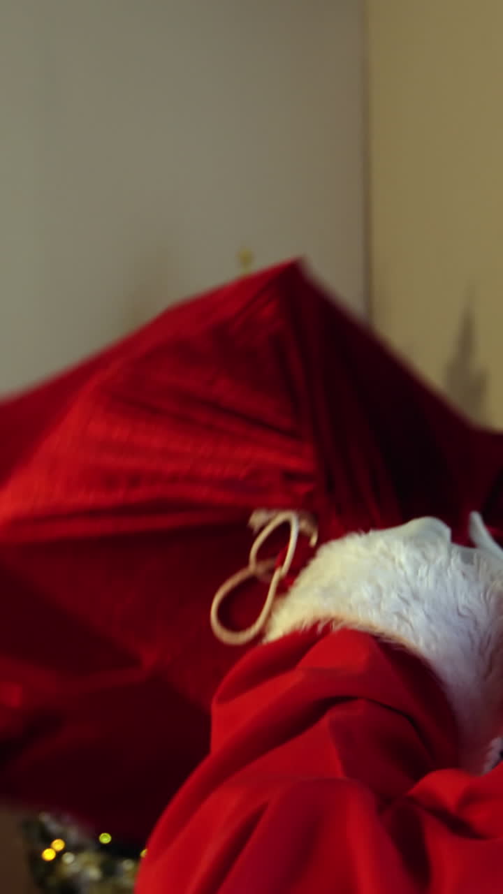 santa claus llevando un saco con regalos