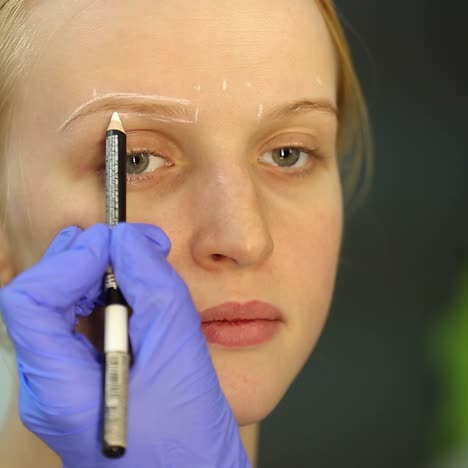 las cejas de maquillaje permanente