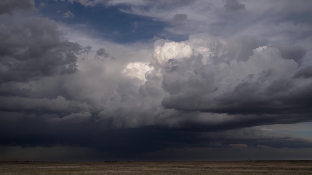Vidvinkel-timelapse fanger dramatiske stormceller, der dannes over flade amerikanske sletter, og viser intenst vejr, fejende skybevægelse og stemningsfuld belysning før en voldsom storm.