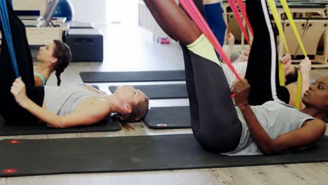 mujeres hermosas haciendo ejercicio en el estudio de fitness