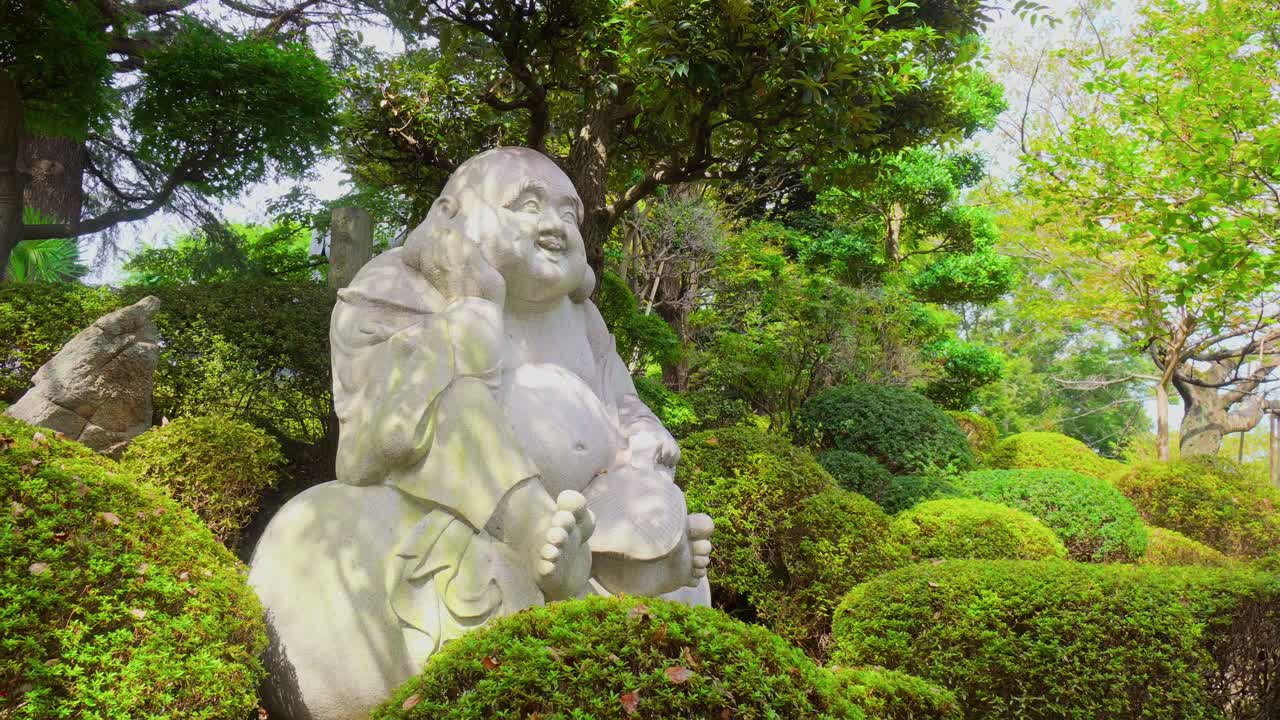 The Buddha of abundance is characterized by his contagious smile and his particular body, very different from the rest of the Buddhas
