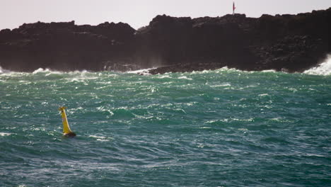 Olas-Rompiendo-En-Las-Rocas-Mientras-El-Océano-Se-Arremolina-Debajo