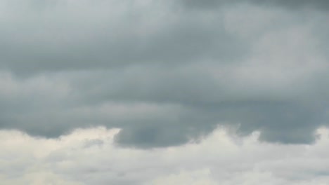 una toma de lapso de tiempo con nubes moviéndose hacia atrás