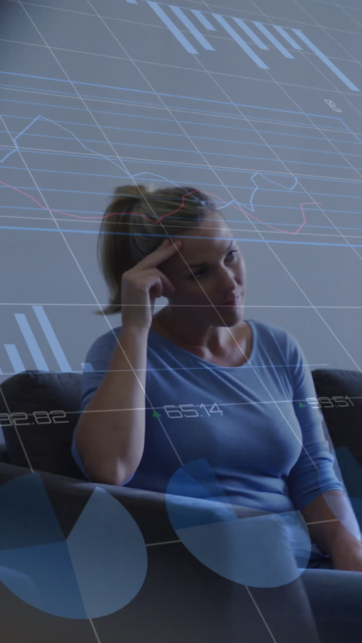 animación del procesamiento de datos sobre el pensamiento de la mujer caucásica