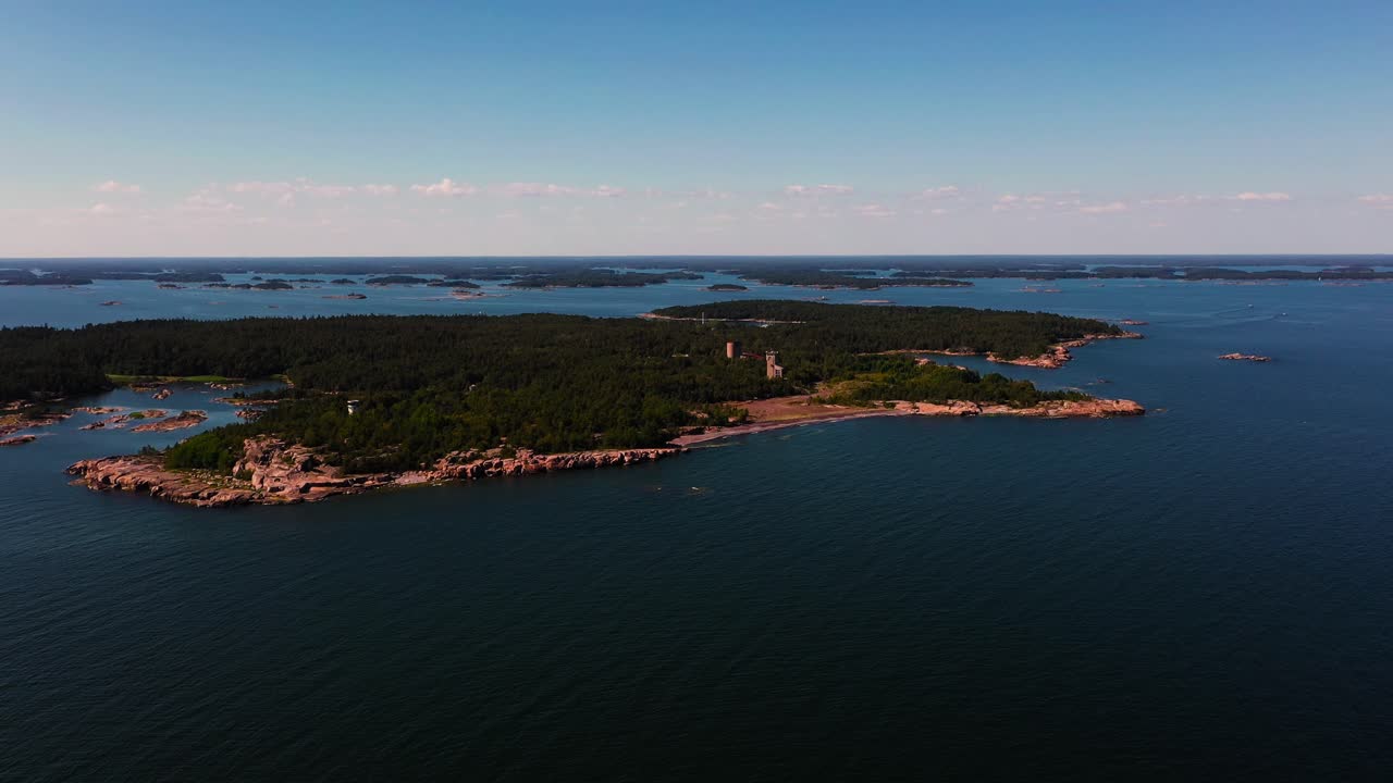 핀란드 유시마에 있는 사로 섬 앞의 공중 풍경, 은 여름 날
