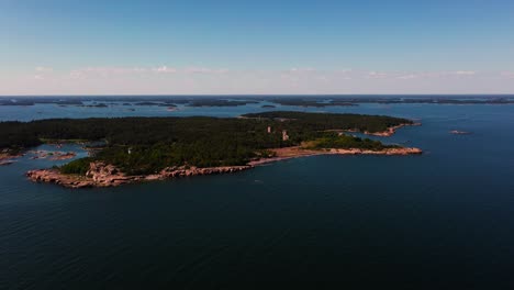 Vista-Aérea-Frente-A-La-Isla-Jussaro,-Soleado-Día-De-Verano-En-Uusimaa,-Finlandia