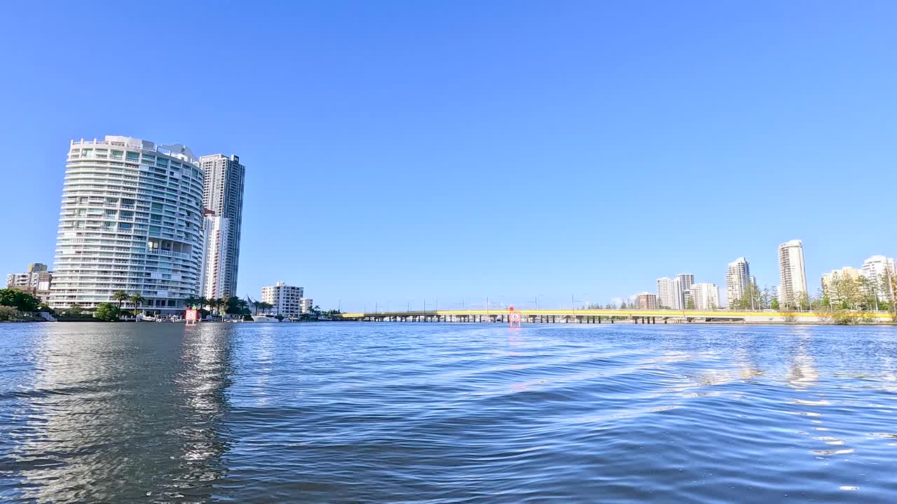 골드 코스트 수로를 가로질러 경치 좋은 보트 타기