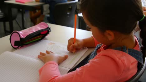 Colegiala-Caucásica-Estudiando-En-El-Escritorio-En-Un-Aula-En-La-Escuela-4k