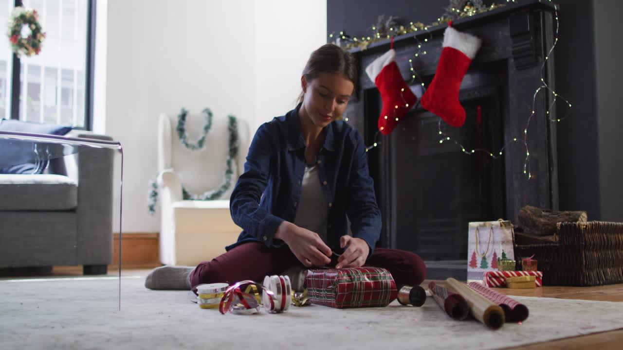 mujer envolviendo regalos de navidad en casa