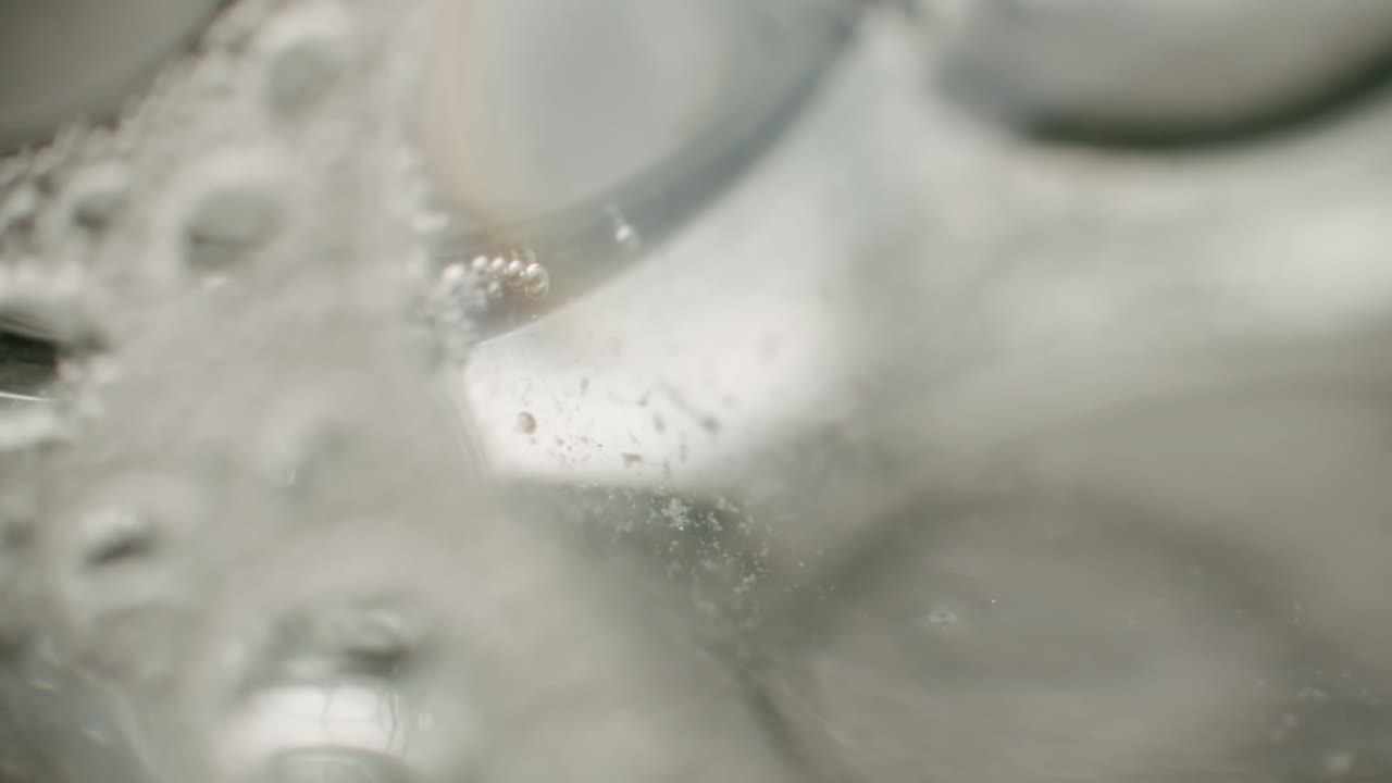 거대한 투명 셀 내의 작은 입자의 매크로 샷