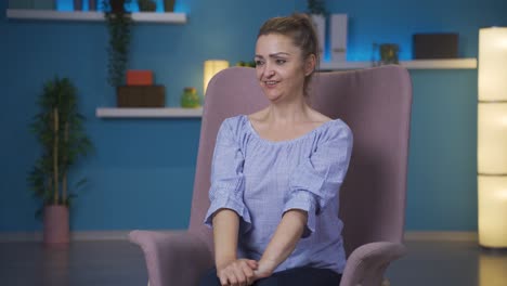 mujer animada y enérgica.