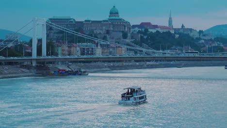 Boot-Segelt-In-Der-Donau,-Blick-Von-Der-Freiheitsbrücke-Aus-Der-Nähe