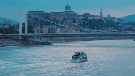 Barco-Navegando-En-El-Río-Danubio,-Vista-Desde-El-Puente-De-La-Libertad-Tiro-Más-Cercano