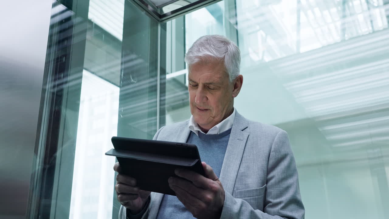 Forretningsmand, tablet og elevator på kontor