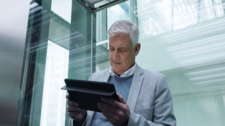 Forretningsmand, tablet og elevator på kontor