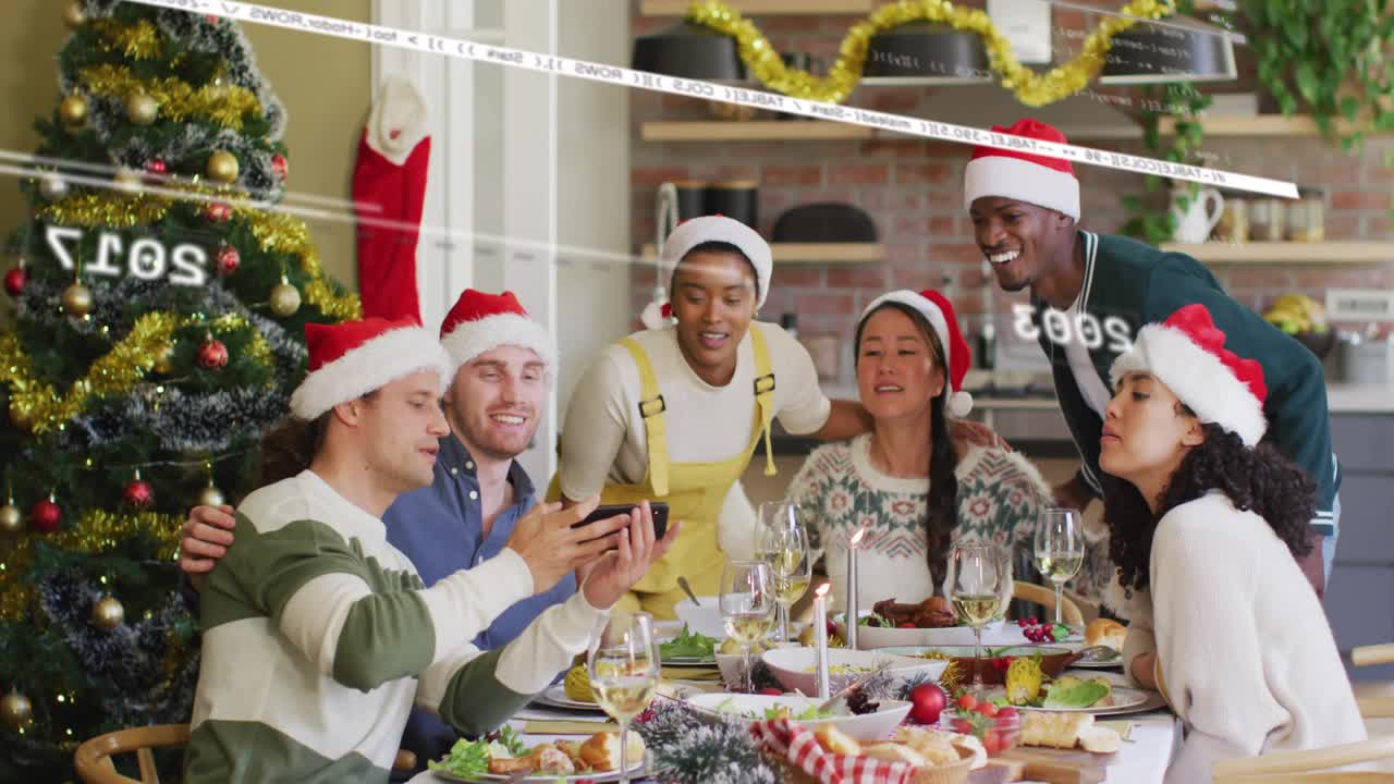Um homem segurando um smartphone e um grupo de pessoas se aproximando para tirar uma selfie de férias enquanto uma sobreposição desliza, obscurecendo a mesa