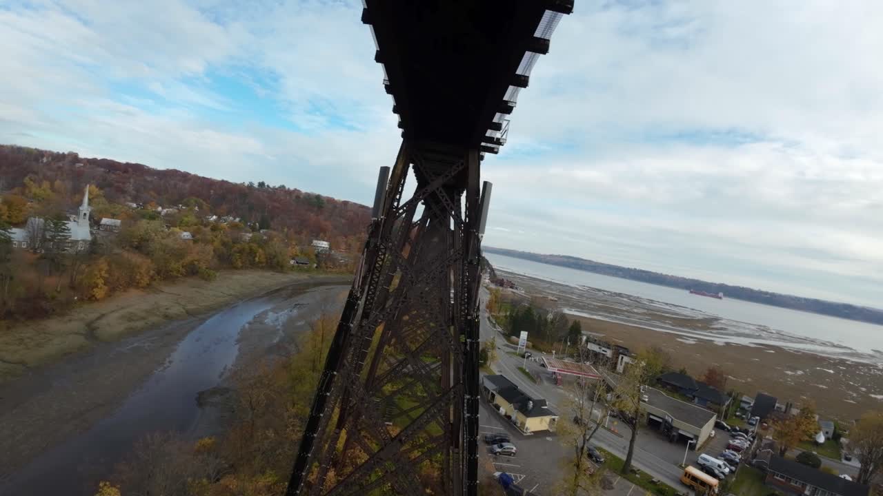 drone fpv volando bajo el puente del ferrocarril