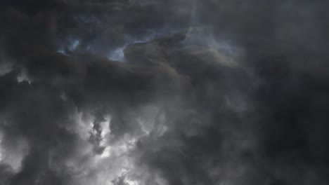 cielo tormentoso, nubes oscuras antes de la lluvia