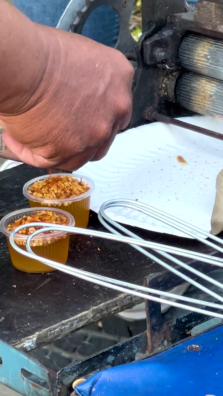 Penjual menyiapkan camilan bakar di warung jalanan.
