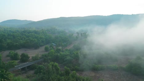 Verdor-Pueblo-Humo-Superior-Vista-De-Pájaro-En-Malvan