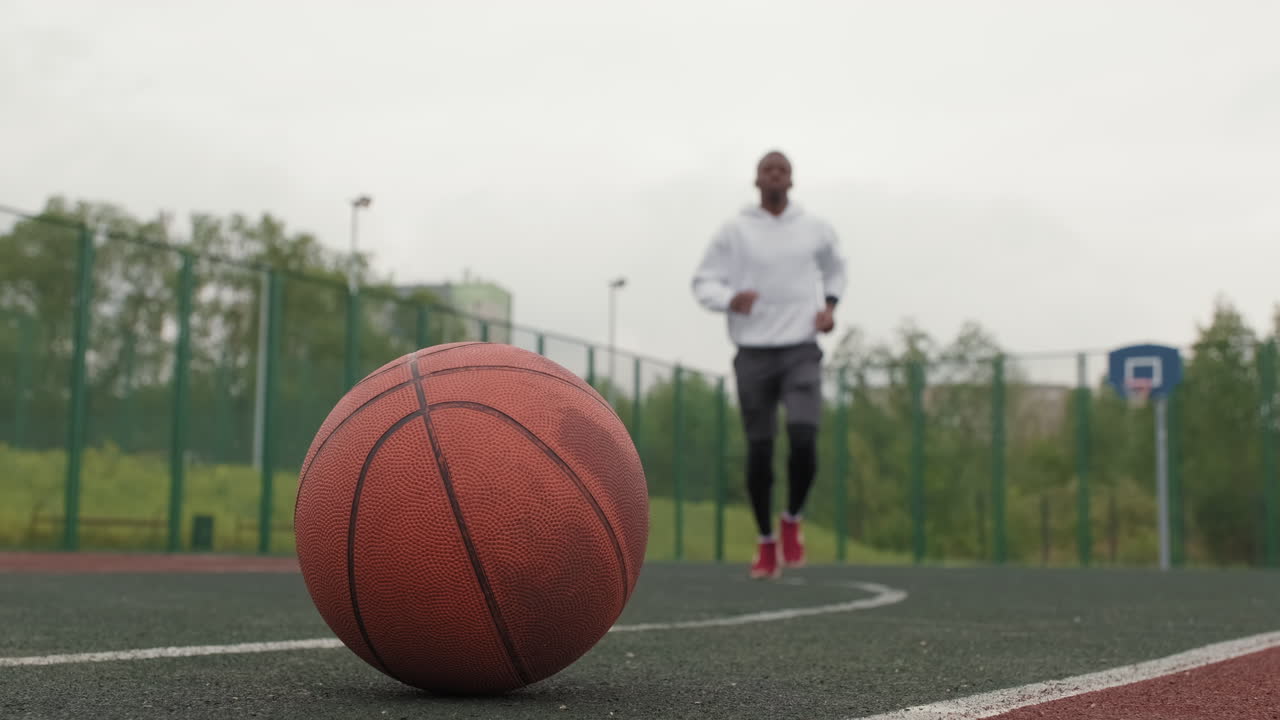 Açık hava sahasında basketbol antrenman seansı